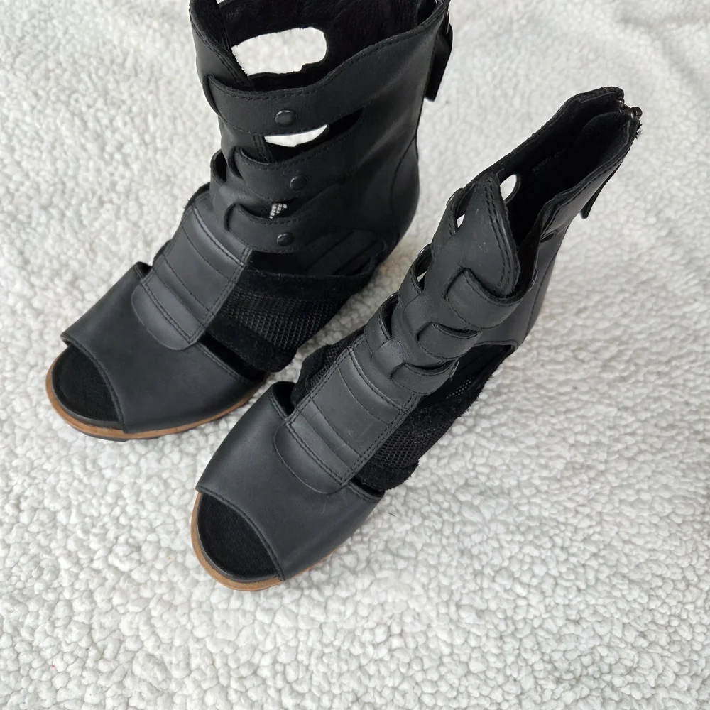 Sorel Joanie Gladiator Leather Wedge Sandals Women's Size 6 Step out in style wi